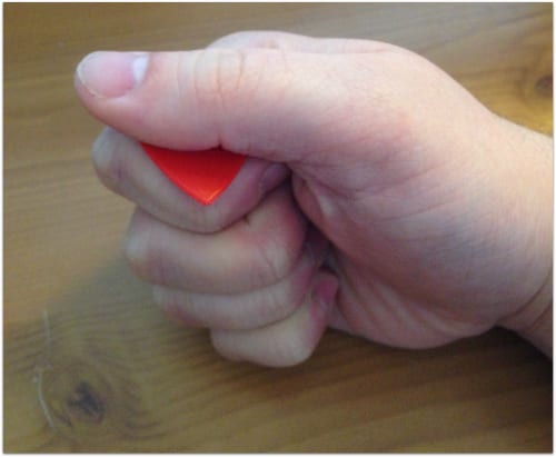 how to hold a guitar pick 